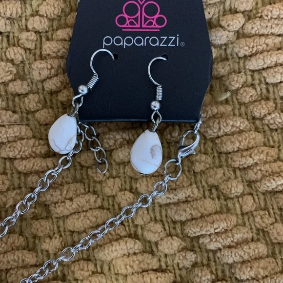 Necklacece and earring set - Picture 3 of 4